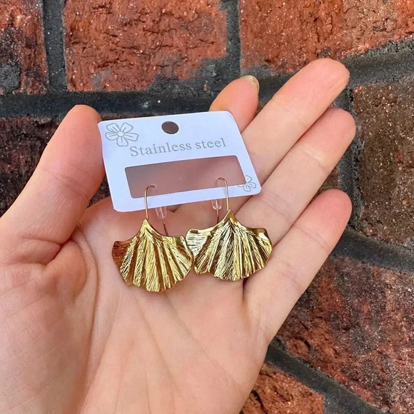 Ginko Gold Earrings - Picture 3 of 4